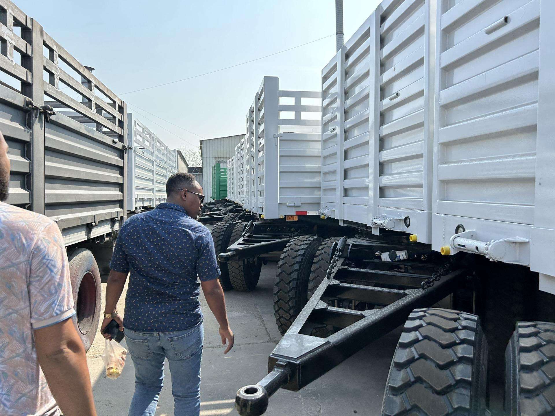 Semi-remorques Sigma alignées dans la cour de l'usine à Liangshan, Chine