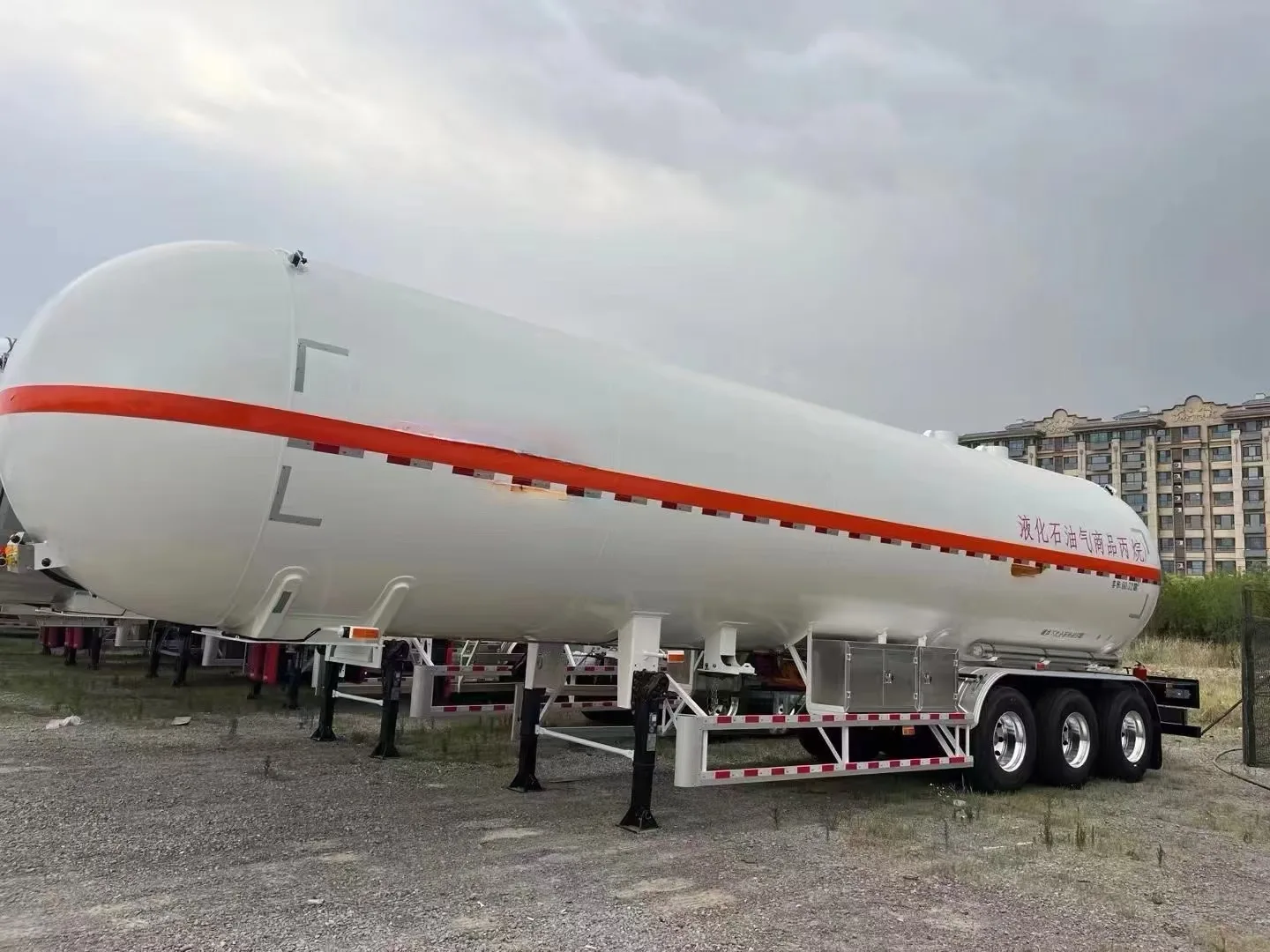 نصف مقطورة صهريج غاز LPG