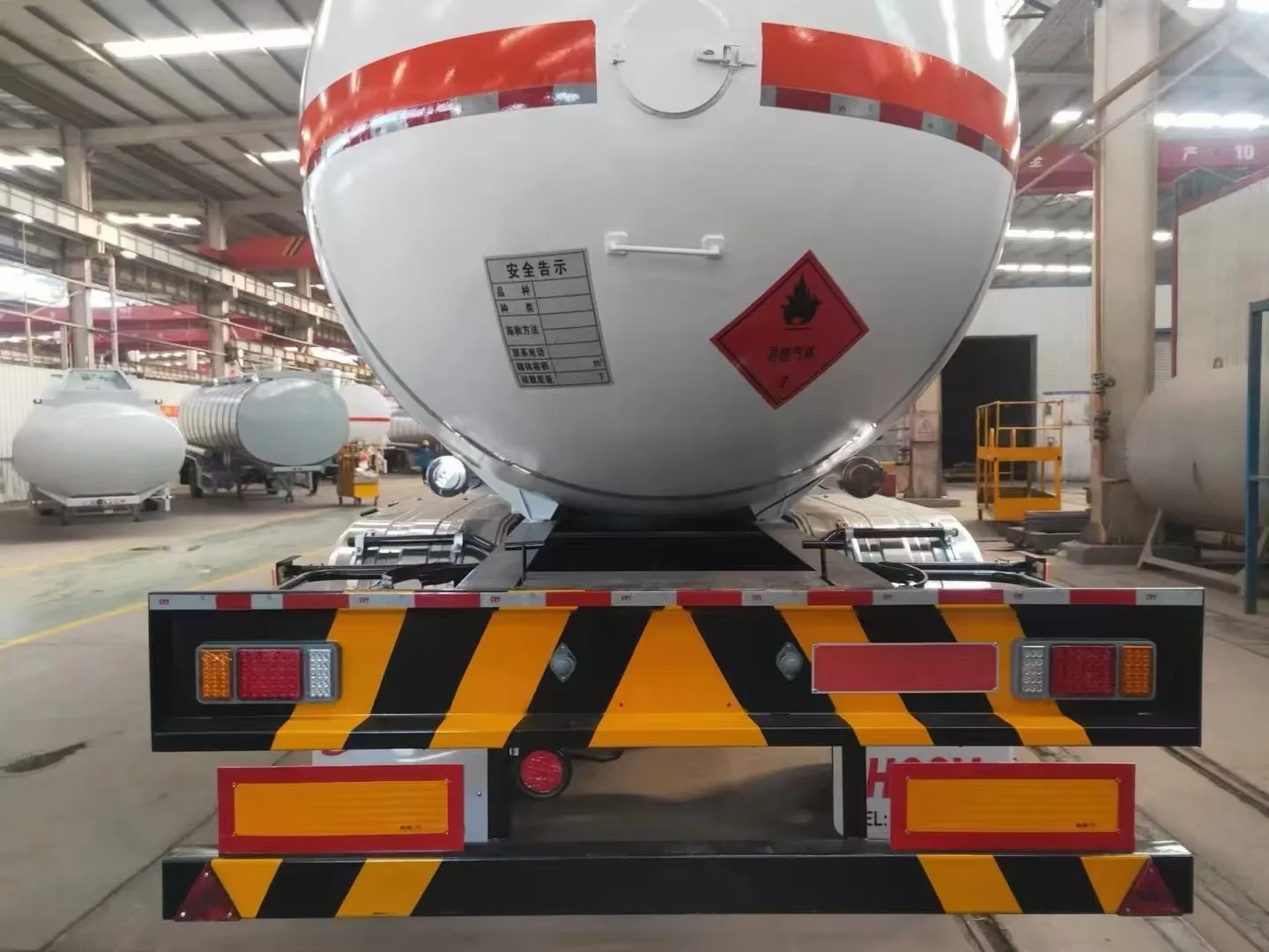 نصف مقطورة صهريج غاز LPG